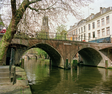 840282 Gezicht op de Hamburgerbrug over de Oudegracht te Utrecht, vanaf de werf aan de westzijde van de gracht; op de ...
